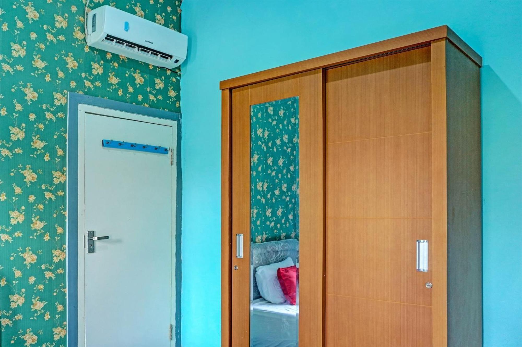Oyo 91731 Home Stay Elis Cateliya Syariah Karawang Exterior foto