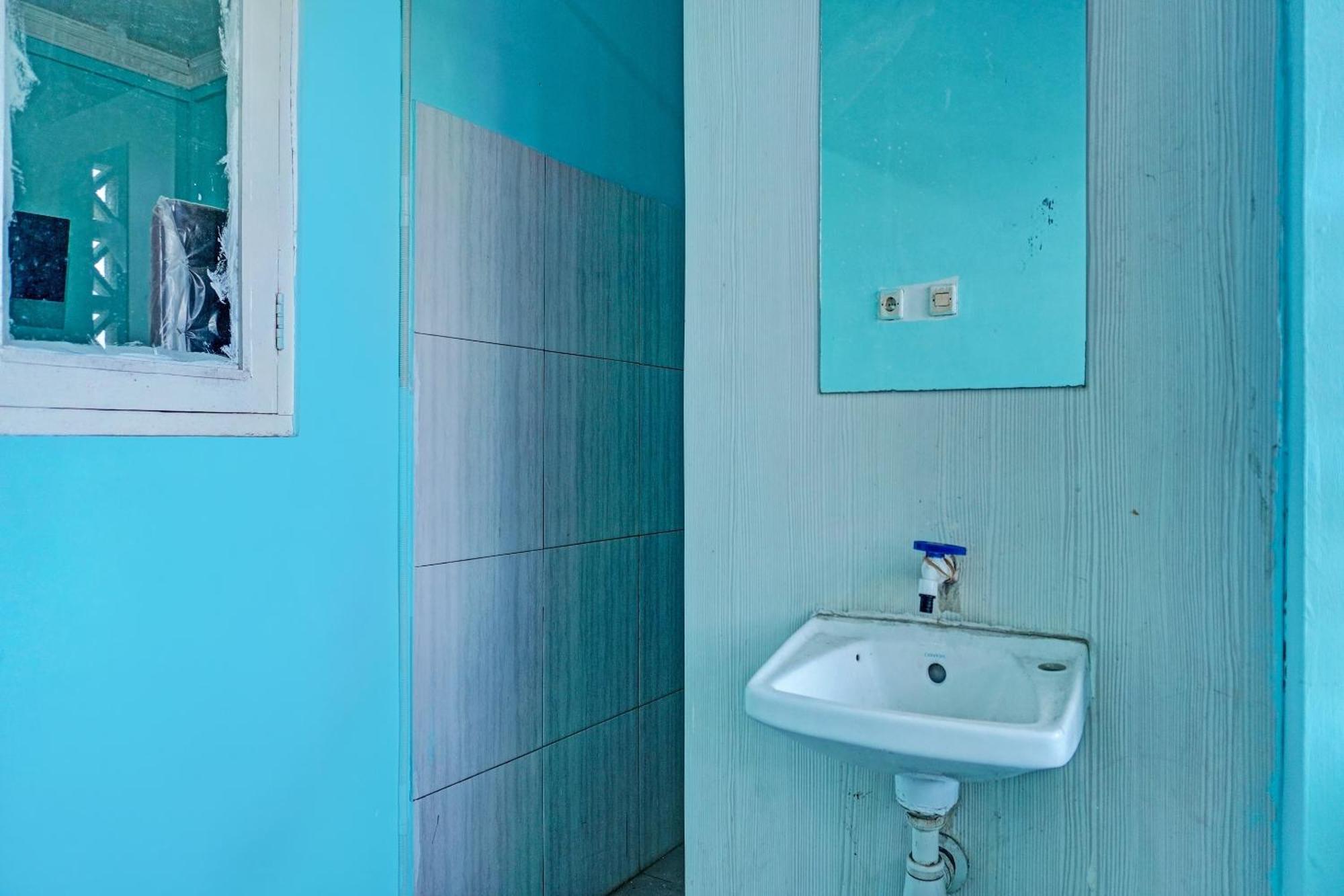 Oyo 91731 Home Stay Elis Cateliya Syariah Karawang Exterior foto