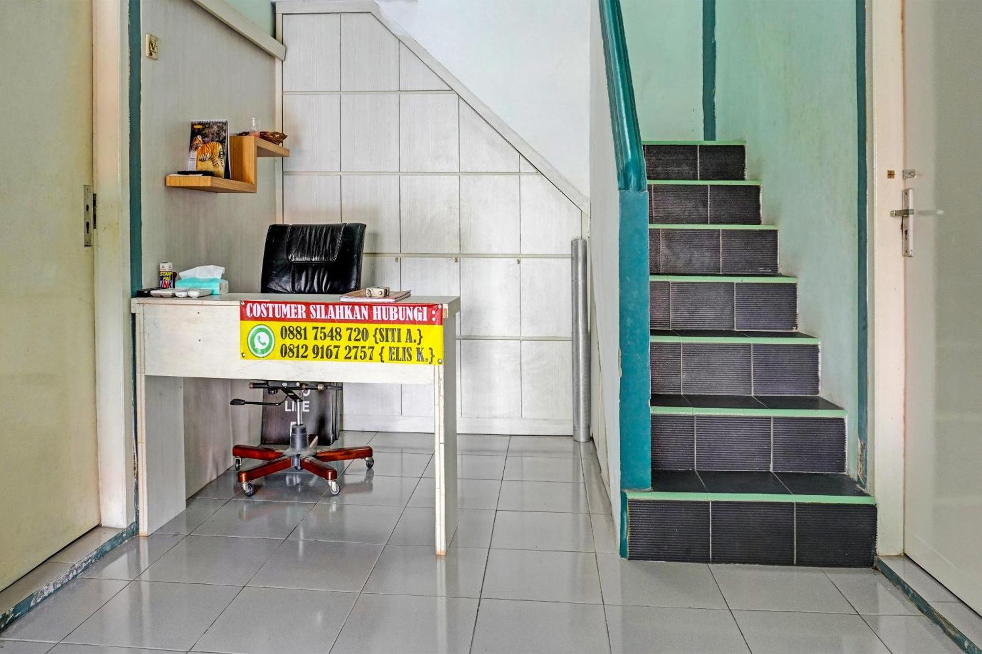Oyo 91731 Home Stay Elis Cateliya Syariah Karawang Exterior foto